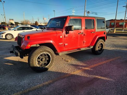 Used 2013 Jeep Wrangler Unlimited Sahara image 2