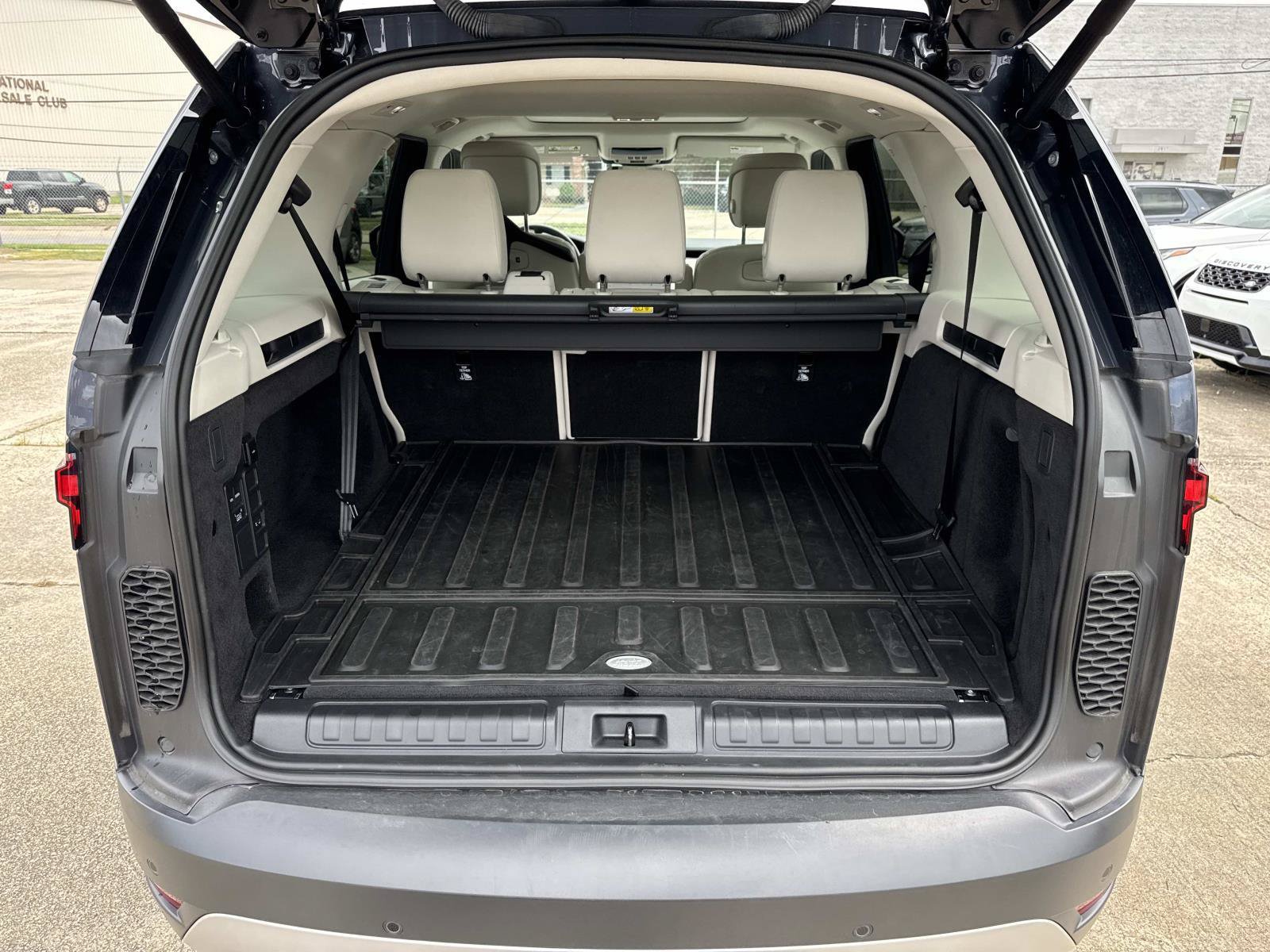Used 2025 Land Rover Discovery S AWD/4WD image 8