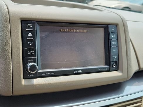 Used 2010 Volkswagen Routan SE FWD image 18