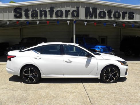 Used 2023 Nissan Altima 2.5 SR w/ SR Premium Package AWD/4WD image 1