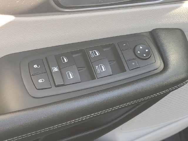 Used 2021 Chrysler Pacifica Touring-L FWD image 18