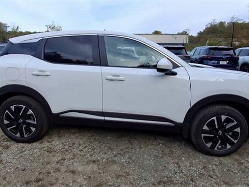 Used 2025 Nissan Kicks SV image 9