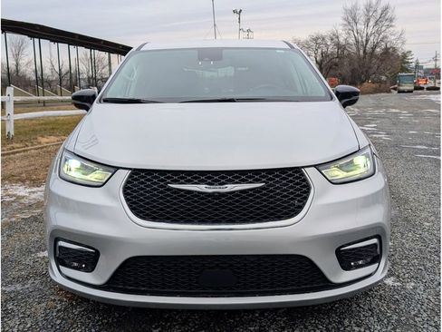 Used 2024 Chrysler Pacifica Touring-L image 2