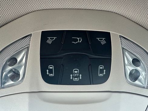 Used 2021 Chrysler Pacifica Touring image 18