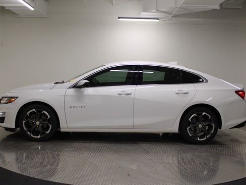 Used 2023 Chevrolet Malibu LT image 2