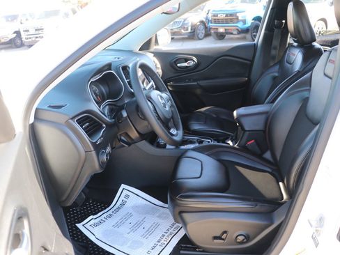 Used 2022 Jeep Cherokee Trailhawk image 13