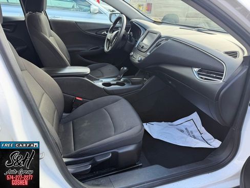 Used 2017 Chevrolet Malibu LT image 10