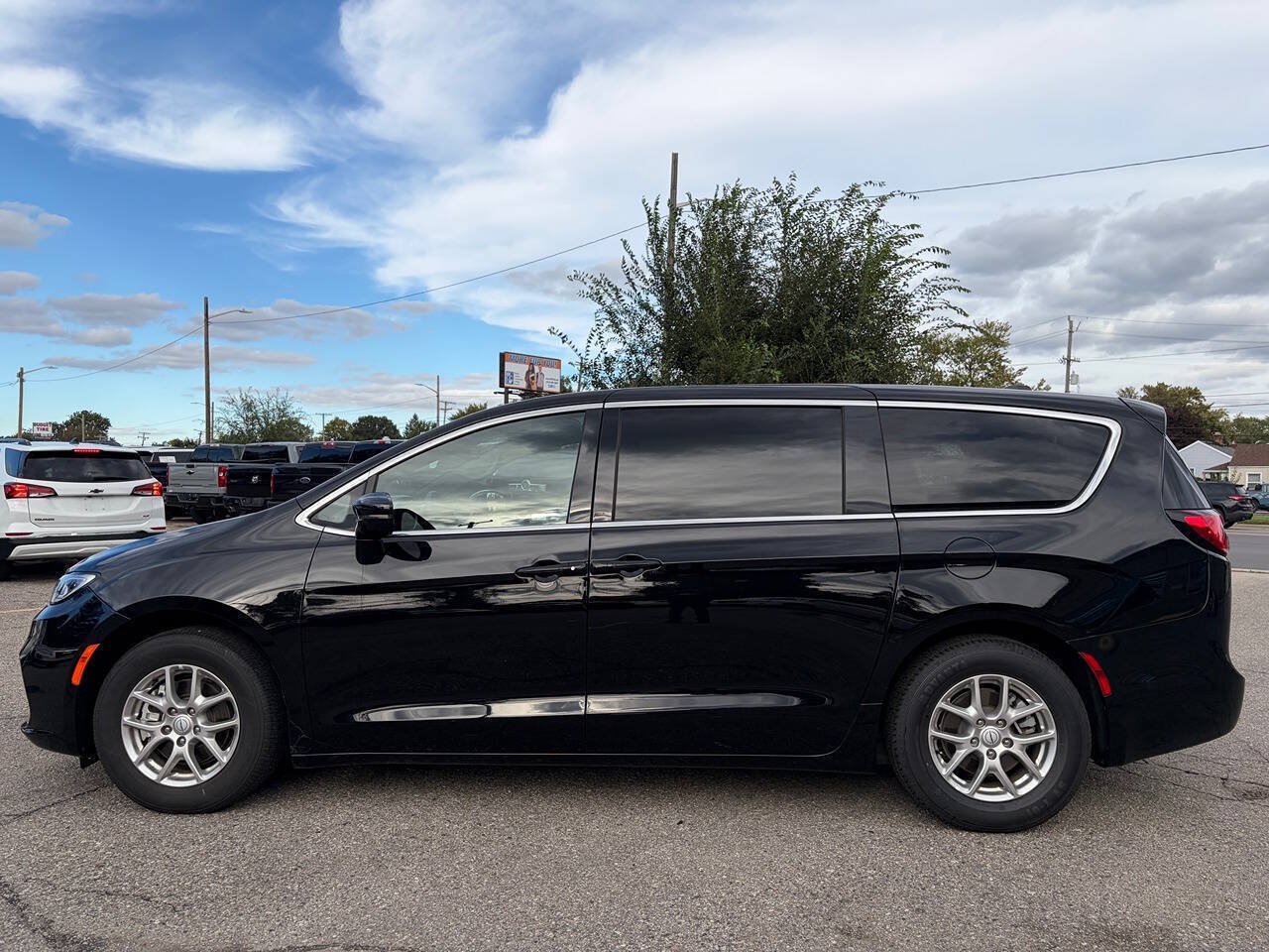 Used 2026 Chrysler Pacifica Select FWD image 8