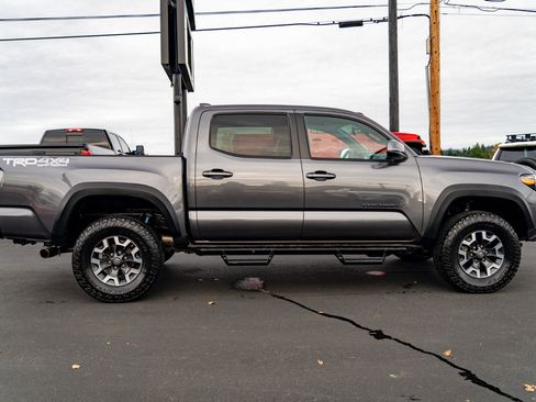 Used 2020 Toyota Tacoma TRD Off-Road image 8