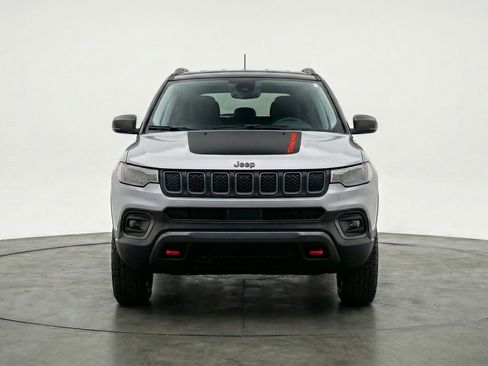 Used 2025 Jeep Compass Trailhawk image 2