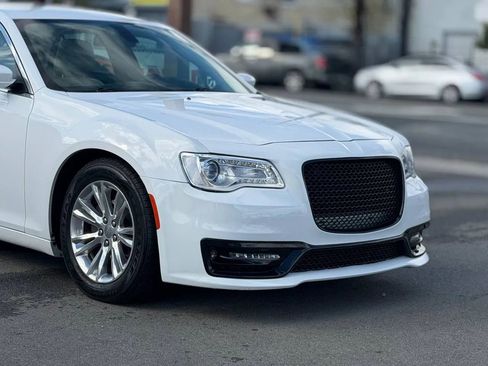 Used 2016 Chrysler 300 Limited image 22