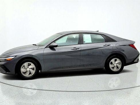Used 2025 Hyundai Elantra SE FWD image 8