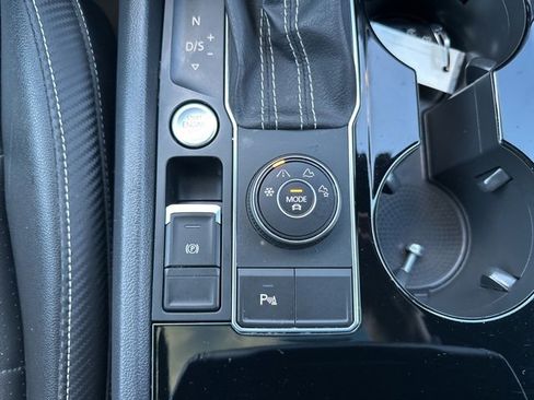 Used 2022 Volkswagen Atlas Cross Sport SE image 22