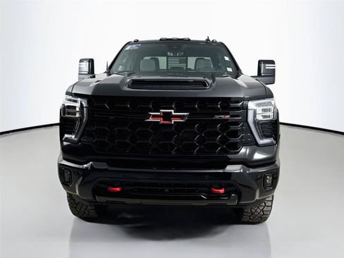 Used 2025 Chevrolet Silverado 2500 ZR2 w/ Technology Package AWD/4WD image 4