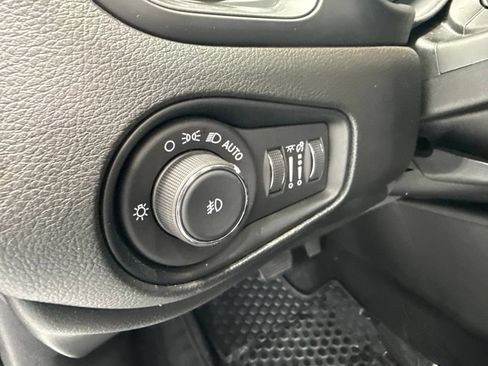 Used 2022 Jeep Renegade Limited w/ Sun, Sound & Wheels Group AWD/4WD image 21