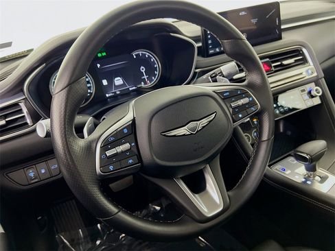 Used 2025 Genesis G70 2.5T image 12