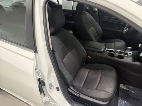 Used 2025 Nissan Altima 2.5 SV FWD image 18
