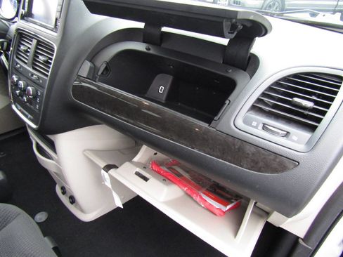 Used 2019 Dodge Grand Caravan SE w/ UConnect Hands-Free Group image 27