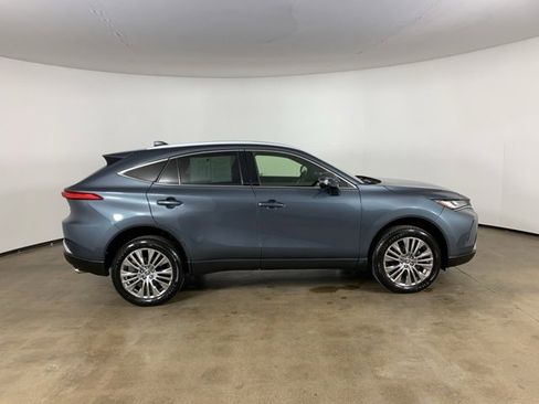 Used 2022 Toyota Venza XLE image 7