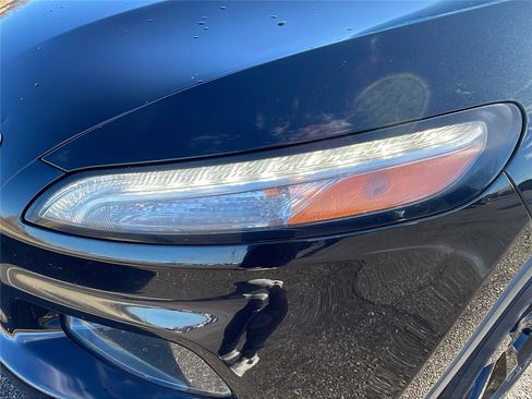 Used 2016 Jeep Cherokee Latitude w/ Comfort/Convenience Group image 9