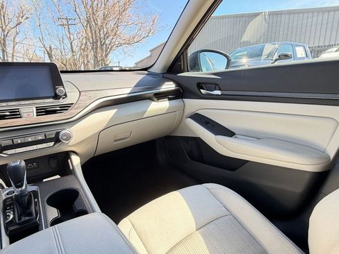 Used 2025 Nissan Altima 2.5 SV image 33