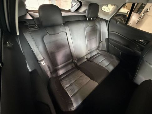 Used 2025 Chevrolet Trax LT w/ LT Convenience Package FWD image 33