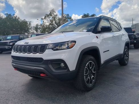 Used 2025 Jeep Compass Trailhawk AWD/4WD image 9