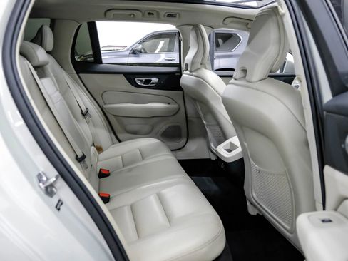 Used 2020 Volvo V60 T5 Momentum image 35