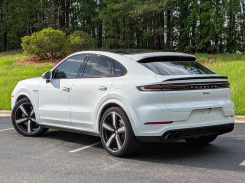Certified 2026 Porsche Cayenne Turbo AWD/4WD image 3