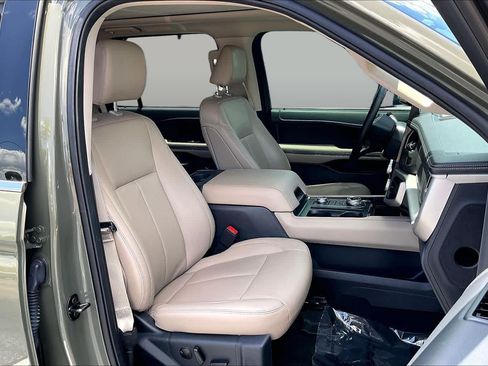 Used 2024 Ford Expedition XLT AWD/4WD image 8