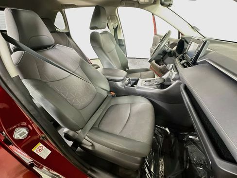 Used 2019 Toyota RAV4 XLE w/ Convenience Package FWD image 12