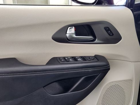 Used 2022 Chrysler Pacifica Touring-L image 16