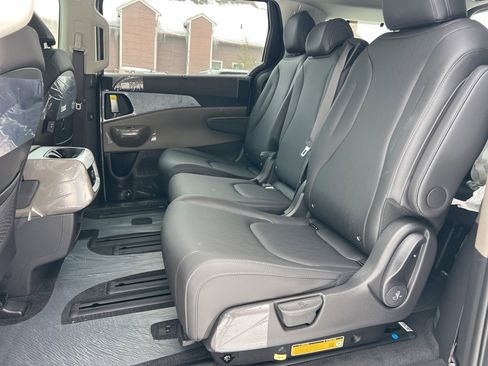 New 2026 Kia Carnival EX image 13