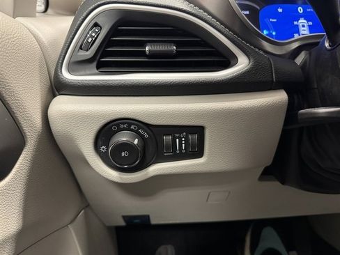 Used 2024 Chrysler Pacifica Select image 35