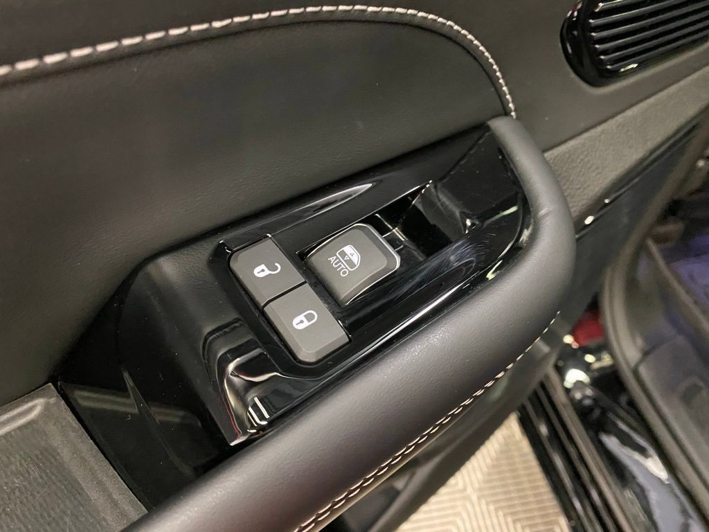 Used 2023 Jeep Grand Cherokee Overland w/ Luxury Tech Group IV AWD/4WD image 20