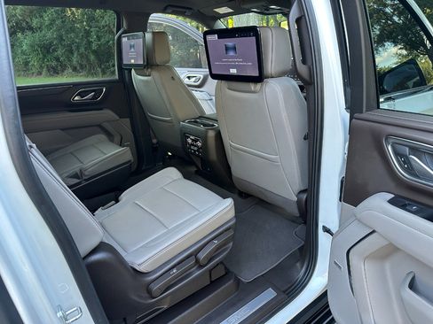 Used 2024 GMC Yukon XL SLT w/ SLT Luxury Package image 24