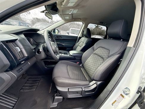 Used 2024 Nissan Pathfinder S image 23
