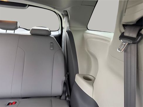 Used 2021 Toyota Sienna XLE FWD image 28