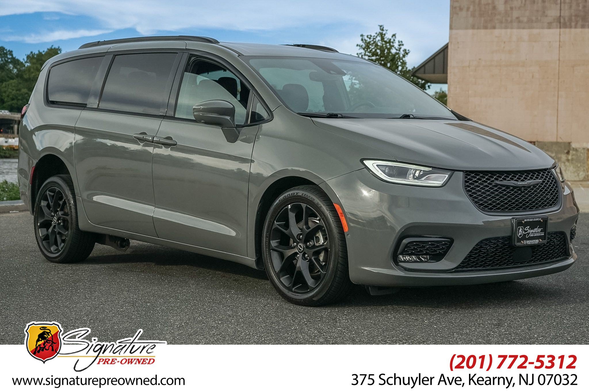 Used 2021 Chrysler Pacifica Touring-L w/ Uconnect Theater Family Group FWD image 1
