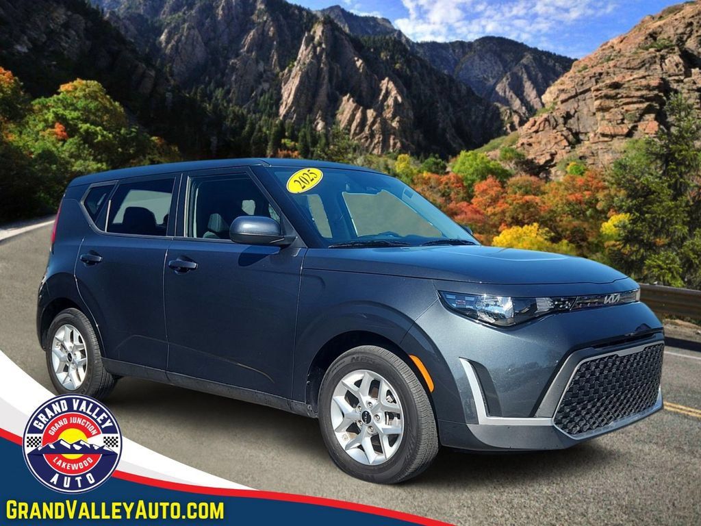 Used 2025 Kia Soul LX w/ LX Technology Package FWD image 1