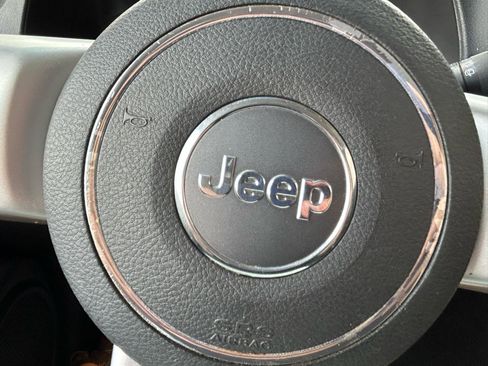 Used 2016 Jeep Compass Latitude FWD image 20