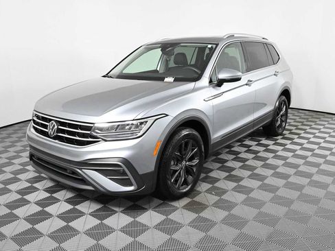 Certified 2024 Volkswagen Tiguan SE FWD image 2