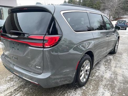 Certified 2022 Chrysler Pacifica Touring-L image 5