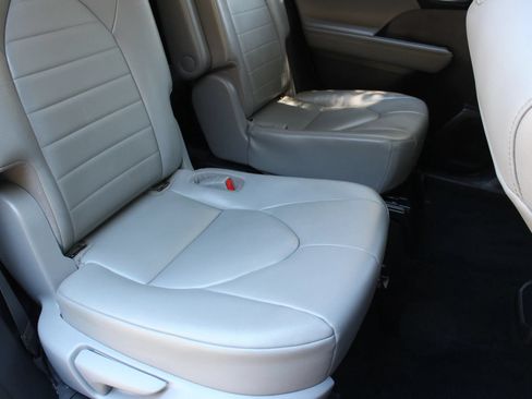 Used 2021 Toyota Highlander XLE AWD/4WD image 24
