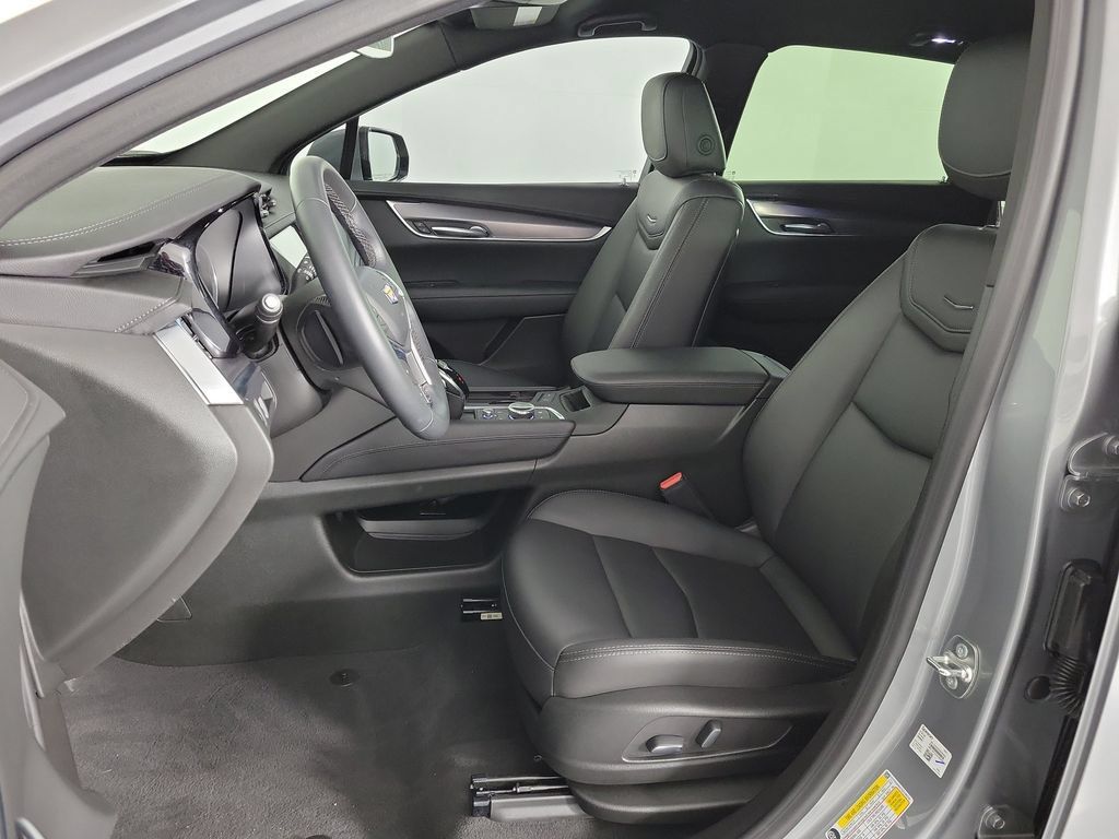 Certified 2025 Cadillac XT5 Luxury FWD image 16