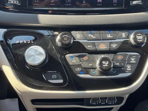 Used 2024 Chrysler Pacifica Touring-L FWD image 25
