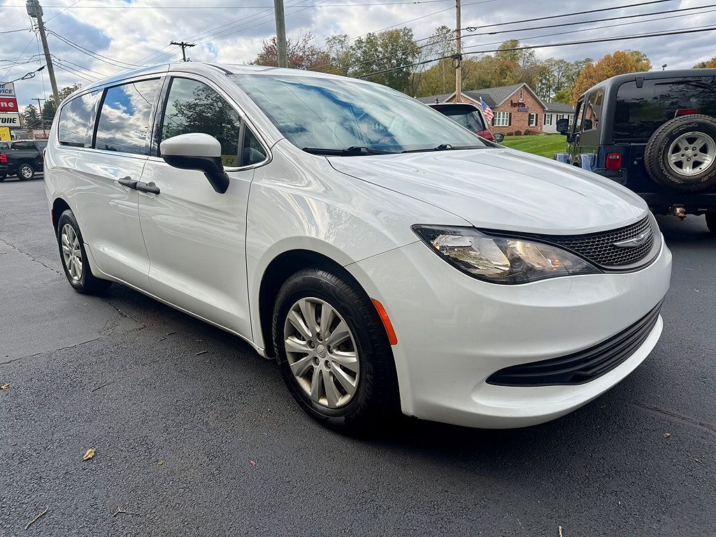 Used 2020 Chrysler Voyager L FWD image 3