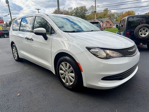Used 2020 Chrysler Voyager L FWD image 3