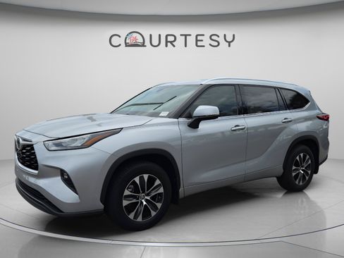 Used 2020 Toyota Highlander XLE AWD/4WD image 1