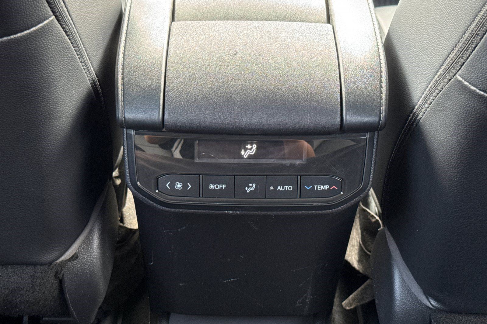 Used 2022 Toyota Highlander XLE AWD/4WD image 16